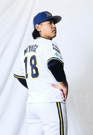 １９９５年の復刻ユニホームを着たオリックスの宮城大弥投手（球団提供）