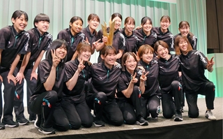 優勝祝賀会で笑顔を見せる大阪Ｍのメンバー＝大阪市北区