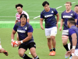 ３位決定戦に向けて練習する神戸の選手たち＝神戸市東灘区のチームグラウンド