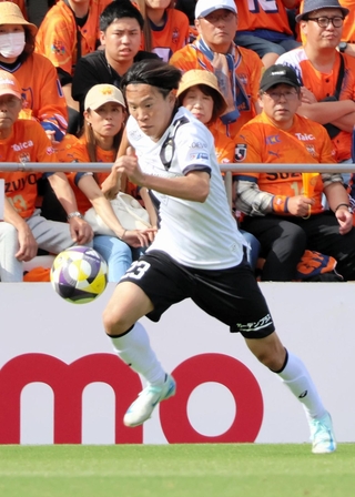 戦術理解度が高く、献身的なプレーが光る神戸の広瀬＝２５日、ＩＡＩスタジアム日本平