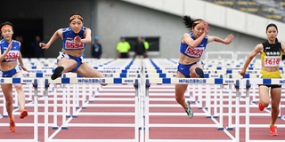 陸上女子１００メートル障害決勝　激しい争いを繰り広げる滝川第二の井上凪紗（中央左）と福田花奏（中央右）＝撮影・風斗雅博