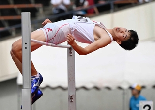 陸上男子走り高跳び決勝　大会新記録の２メートル０９で優勝した小野の織辺亘＝撮影・風斗雅博