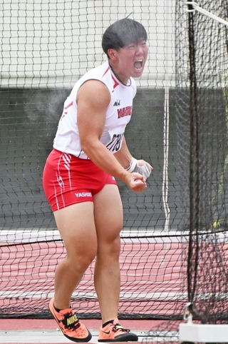 陸上男子ハンマー投げ決勝　６３メートル１５の投てきで優勝した社の清水蓮大＝３０日午後、神戸市須磨区、ユニバー記念競技場（撮影・風斗雅博）