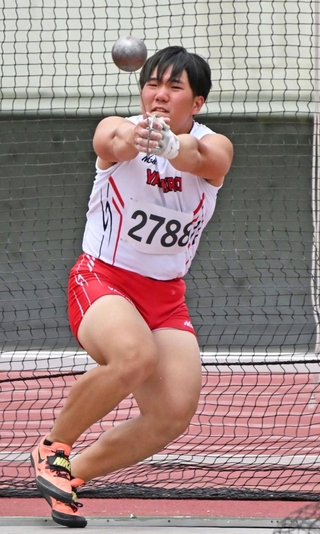 陸上男子ハンマー投げ決勝　６３メートル１５の投てきで優勝した社の清水蓮大＝３０日午後、神戸市須磨区、ユニバー記念競技場（撮影・風斗雅博）