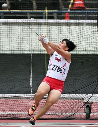 陸上男子ハンマー投げ決勝　６３メートル１５の投てきで優勝した社の清水蓮大＝３０日午後、神戸市須磨区、ユニバー記念競技場（撮影・風斗雅博）