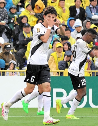 柏－神戸　前半４０分、華麗な直接ＦＫを決めて勝ち越し、長期離脱の武藤のポーズを見せる神戸の扇原＝三協フロンテア柏スタジアム