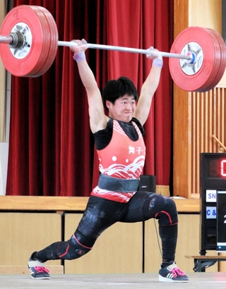 重量挙げ男子67キロ級　ジャークで１２６キロを成功させた舞子の寺崎慎人