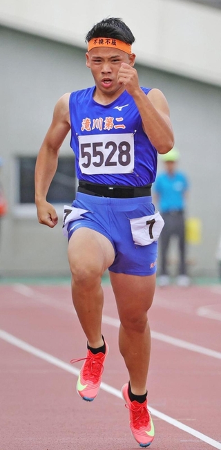 陸上男子２００メートル決勝　大会新記録で優勝した滝川第二の山本柊希（撮影・笠原次郎）