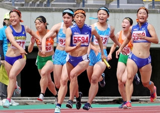 陸上女子４００メートルリレー決勝　滝川第二の中島朋香（右端）からアンカーの井上凪紗（中央）にバトンが渡る（撮影・笠原次郎）