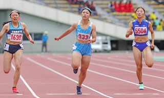 陸上女子２００メートル決勝　優勝した姫路女学院の幸長愛美（中央）（撮影・笠原次郎