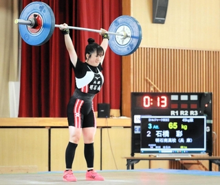 重量挙げ女子４５キロ級で優勝した石橋彩（明石南）＝明石南高