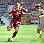 神戸－岡山　前半、ドリブルで突進する神戸の酒井（左）＝ノエビアスタジアム神戸（撮影・斎藤雅志）