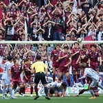 神戸-岡山　前半、相手のゴールを阻止する神戸イレブン＝３日、神戸市兵庫区のノエビアスタジアム神戸（撮影・丸山桃奈）