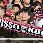 タオルを広げ、神戸と岡山の試合をスタンドで観戦する兼本正光さん＝３日午後、神戸市兵庫区、ノエビアスタジアム神戸（撮影・斎藤雅志）
