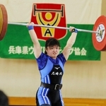 女子５９キロ級でジャークの兵庫県高校新記録となる１０３キロを挙げ、優勝した山県＝明石市明南町３、明石南高