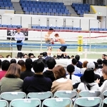 西日本新人王戦トーナメントが行われた神戸市立中央体育館。デビュー間もない選手がしのぎを削る＝４月１９日
