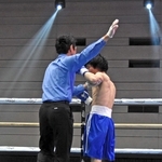 西日本新人王戦でレフェリーストップを宣告するレフェリー（左）＝４月２９日、エディオンアリーナ大阪