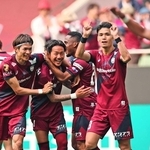 岡山戦の後半、Ｊ１で５季ぶりのゴールを決め祝福される神戸の井手口（中央）＝３日、ノエビアスタジアム神戸