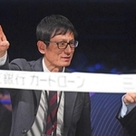 世界王座戦のリングサイドで運営を確認する安河内剛・ＪＢＣ本部事務局長＝２月２４日、有明アリーナ