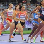 パリ五輪・女子１５００ｍ準決勝で力走する田中希実（中央）＝２０２４年８月、フランス競技場（撮影・吉澤敬太）