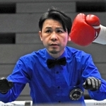 両選手を注視して試合を裁く池原信遂レフェリー＝４月２９日、エディオンアリーナ大阪