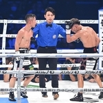 ＷＢＡ世界バンタム級王座戦を裁く池原信遂レフェリー（中央）＝２０２４年１０月１３日、有明アリーナ