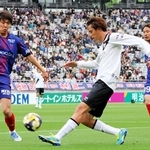 ＦＣ東京-神戸　前半、左サイドから攻め込む神戸の汰木（中央）