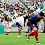 ＦＣ東京-神戸　前半、ペナルティーエリア付近でファウルを受ける神戸の佐々木（中央）
