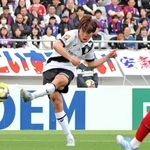 ＦＣ東京-神戸　前半、シュートを放つ神戸の宮代（中央）
