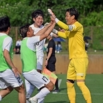 ＰＫ戦を制し、笑顔でＧＫ清水（右）のもとへ駆け寄るバサラ兵庫の選手たち（撮影・風斗雅博）