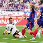 試合終了間際、ゴール前で競り合う神戸・本多（左）とＦＣ東京・安斎。この後、ＦＣ東京がＰＫを獲得した