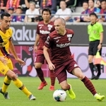 バルセロナとの親善試合でプレーするイニエスタ選手＝２０１９年７月、ノエビアスタジアム神戸