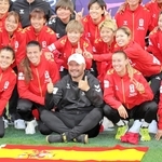 退任前最後の本拠地での試合を終え、笑顔で選手たちと写真に納まるＩＮＡＣ神戸のフェロン監督（前列中央）