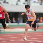 男子１００メートルで優勝した小池祐貴（右、左はデーデー・ブルーノ）＝撮影・坂部計介