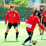 最終節に向けて調整するＩＮＡＣ神戸の太田（左）やソルデヴィラ（右端）ら＝神戸市東灘区、神戸レディースフットボールセンター