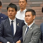 元世界王者の高山勝成（右）に付き添う岡筋泰之弁護士＝２０１８年８月、大阪弁護士会館