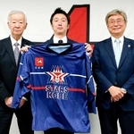 アジア・リーグ参入が決まったスターズ神戸のユニホームを掲げる黒沢玲央代表（中央）、栃木日光のセルジオ越後シニアディレクター（左）ら＝東京都内（アジア・リーグ提供）