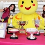 展示されたサッカーＪ１神戸の天皇杯（手前中央右）とバレーボールＳＶリーグ姫路の皇后杯（同左）＝ノエビアスタジアム神戸