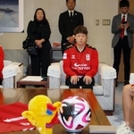 リーグ２位の成績を報告するＩＮＡＣ神戸の（右から）三宅史織主将、水野蕗奈選手、太田美月選手＝兵庫県庁