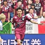 後方から試合を組み立てる神戸・扇原＝１７日、ノエビアスタジアム神戸