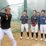 神戸弘陵高の女子選手に打撃を指導する水口栄二さん＝神戸市北区の同校