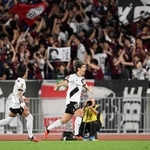 横浜Ｍ－神戸　後半、チーム２点目のゴールを決め、駆け出す神戸・大迫（右）