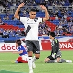 ２１日の横浜Ｍ戦で先制点を挙げ、控えめに両手を上げる神戸のエリキ（中央）＝横浜市、日産スタジアム