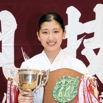 なぎなた個人で頂点に立った市伊丹の千田芽依＝兵庫県立武道館