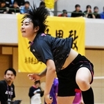 バドミントン女子団体決勝で力強いプレーをする親和の徳元＝神戸市中央区、神戸市立中央体育館（撮影・斎藤雅志）