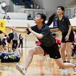 バドミントン女子団体決勝・園田-親和　逆転で第１ダブルスを制した親和の宇草（右奥）、中川組＝神戸市立中央体育館（撮影・斎藤雅志）