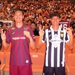 縦じまの新ユニホームに身を包み、両手で「３０」をつくるヴィッセル神戸の山川哲史主将（右）と前川黛也選手＝神戸市中央区、ハーバーホール