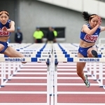 陸上女子１００メートル障害決勝　激しい争いを繰り広げる滝川第二の井上凪紗（中央左）と福田花奏（中央右）＝撮影・風斗雅博