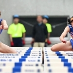 陸上女子１００メートル障害決勝　激しい争いを繰り広げる滝川第二の（左から）井上凪紗と福田花奏＝３０日午後、神戸市須磨区、ユニバー記念競技場（撮影・風斗雅博）