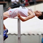 陸上男子走り高跳び決勝　大会新記録の２メートル０９で優勝した小野の織辺亘＝撮影・風斗雅博